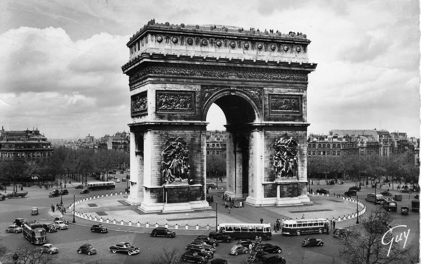 Paris - l'arc de Triomphe en 1954